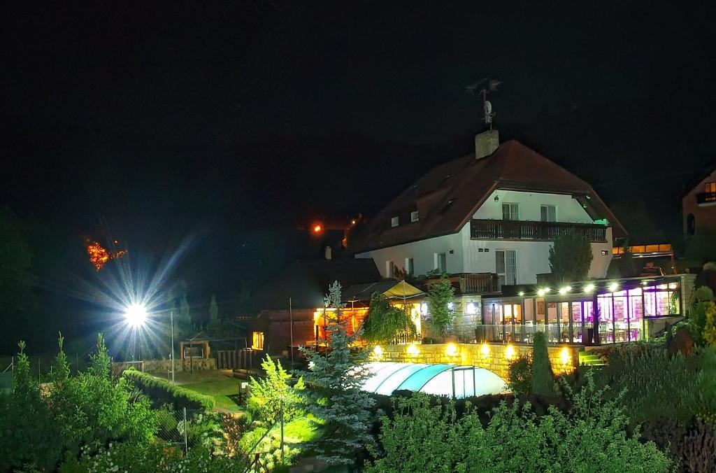 Penzion V Hluboke A Department Glamp Vsetín Exterior foto